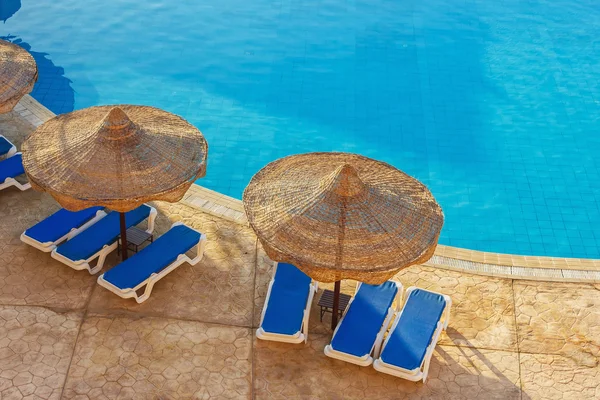 The pool, beach umbrellas and the Red Sea in Egypt — Stock Photo, Image