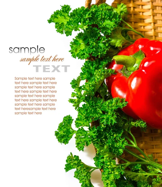 kırmızı biber ve maydanoz bir sepet içinde