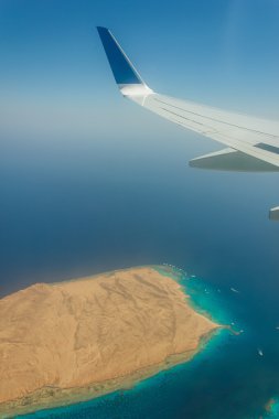 bir uçağın penceresinden görüntülemek