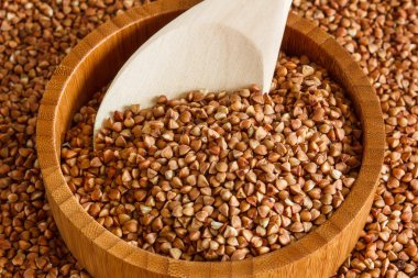 tahta kaşık ile plaka üzerinde buğday olduğunu