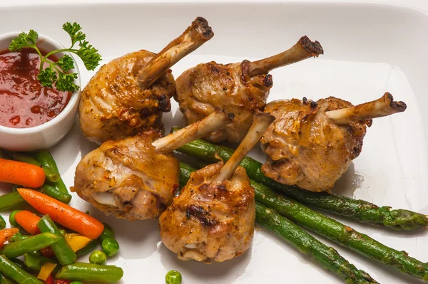 Chicken legs with asparagus and ketchup — Stock Photo, Image