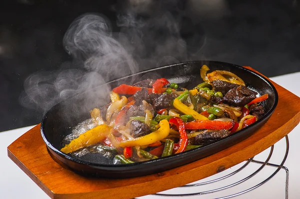 Carne de vacuno con setas y verduras —  Fotos de Stock