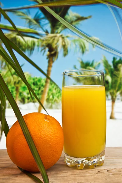 Jus d'orange dans un verre sur une table — Photo