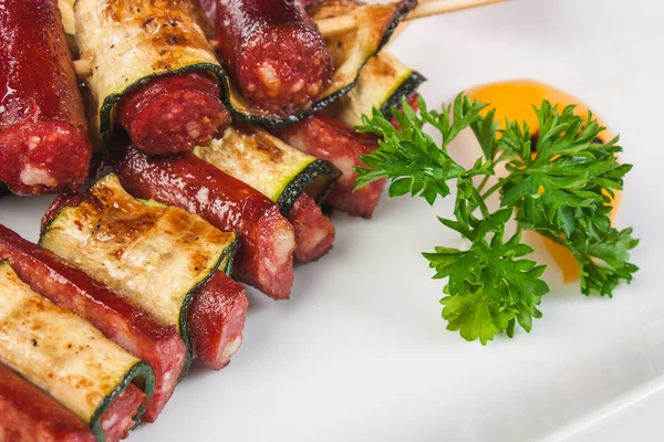 Баварские сосиски с кетчупом — стоковое фото