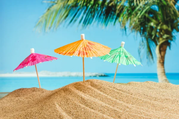 Regenschirm auf dem Sand — Stockfoto