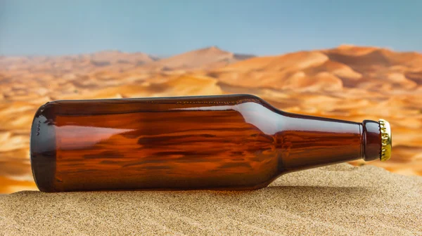 Flasche Bier in der Wüste — Stockfoto