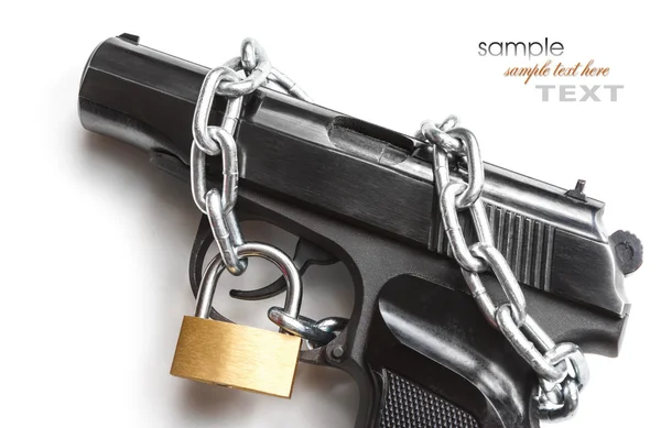 La pistola, la cadena y el candado cerrado — Foto de Stock