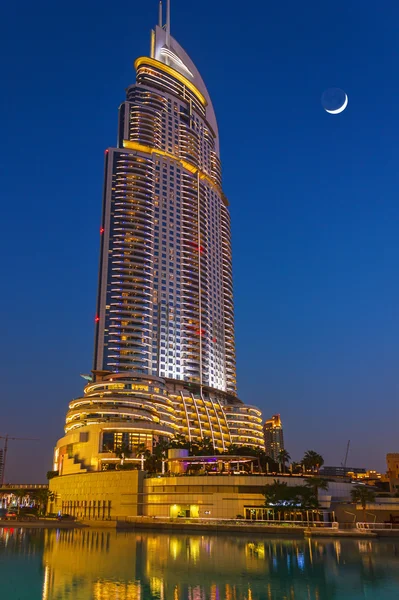 Hoge stijging gebouwen en straten in dubai, Verenigde Arabische Emiraten — Stockfoto