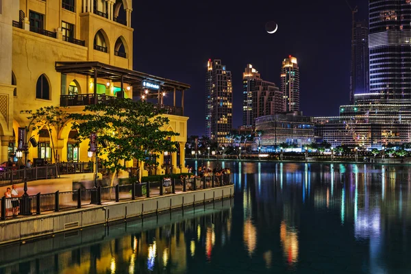 Висотні будівлі і вулиці в Дубаї, ОАЕ — стокове фото