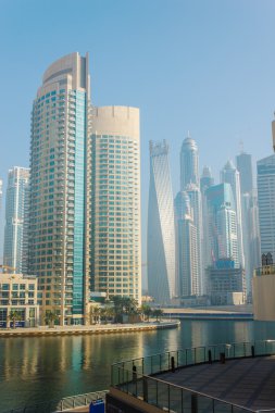 yüksek binaları ve sokakları Dubai, Birleşik Arap Emirlikleri