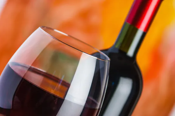 şarap, bardak ve şişe