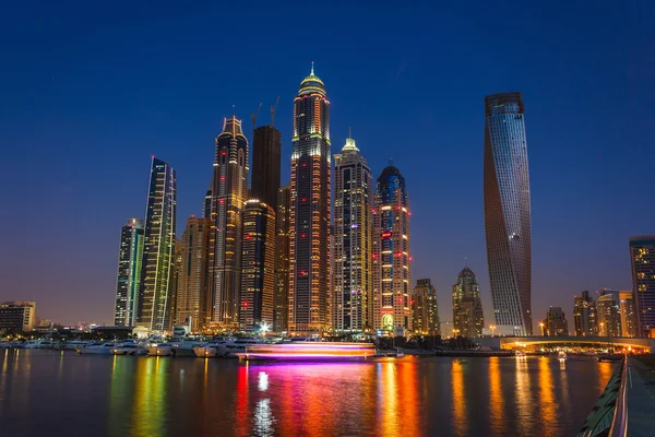 Vie nocturne à Dubai Marina. Émirats arabes unis. 14 novembre 2012 — Photo