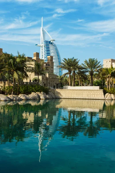 Вид на отель Burj Al Arab из Souk Madinat Jumeirah — стоковое фото