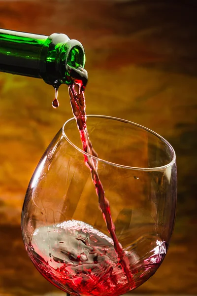 Wino nalewa się do szklanej butelki — Zdjęcie stockowe