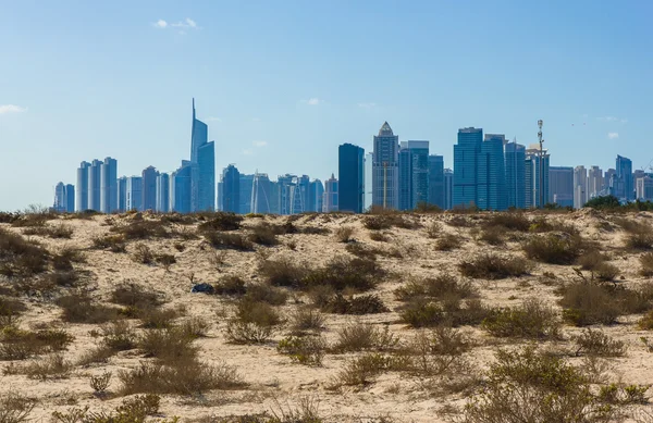 Midday heat in the desert in the background buildingsl on Nov 1 — Stock Photo, Image