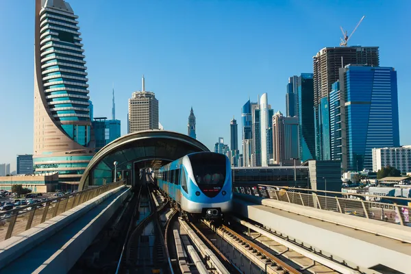 Metro w Dubaju. widok miasta od metra samochodu — Zdjęcie stockowe