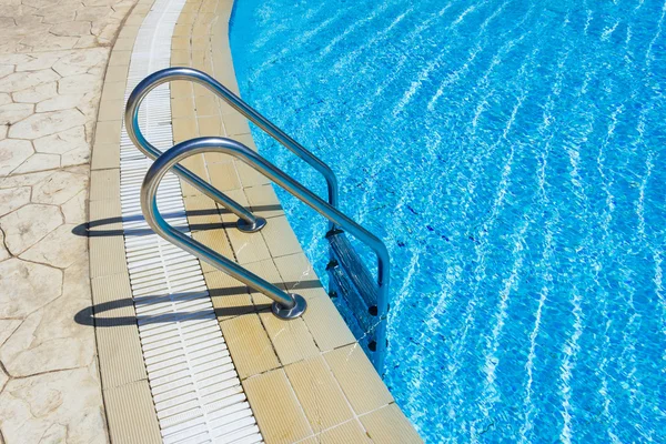 Haltestangen-Leiter im Schwimmbad — Stockfoto