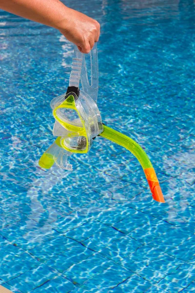 Masker en snorkel voor duiken in de buurt van het zwembad — Stockfoto