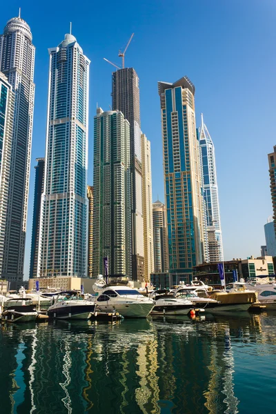 Výškové budovy a ulice v Dubaji, Spojené arabské emiráty — Stock fotografie