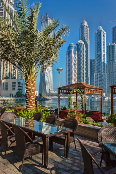 yüksek binaları ve sokakları Dubai, Birleşik Arap Emirlikleri