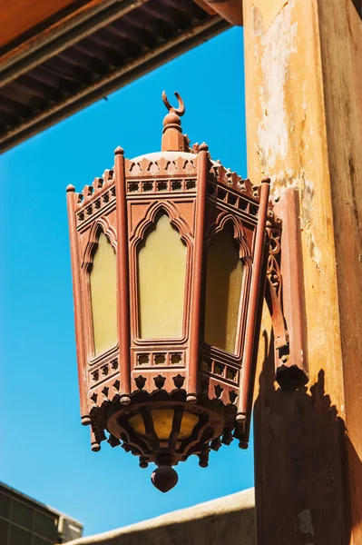 Arab street lantaarns in de stad dubai — Stockfoto