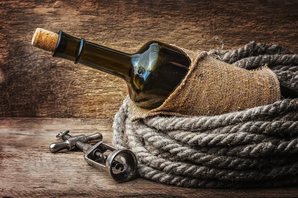Garrafa de vinho embrulhada com corda — Fotografia de Stock