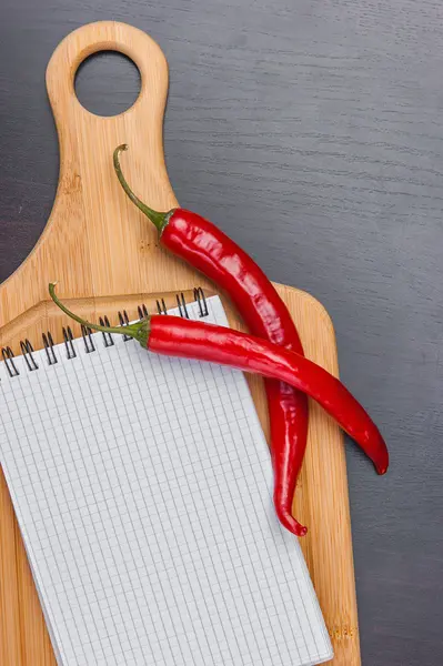 Produtos hortícolas e utensílios de cozinha — Fotografia de Stock