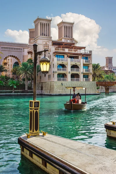 Pier with a lantern in the Strait of Jumeirah in Dubai — Stock Photo, Image