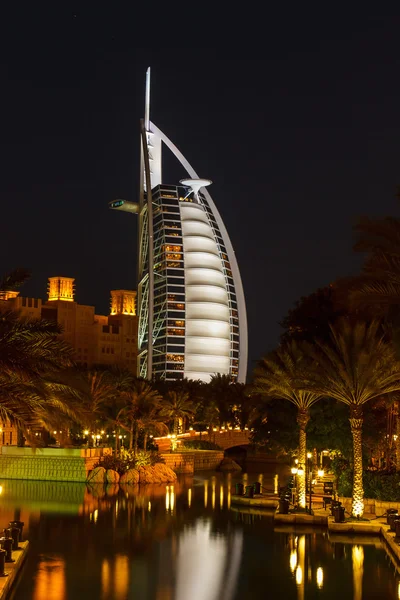 Вид на отель Burj Al Arab из Souk Madinat Jumeirah — стоковое фото