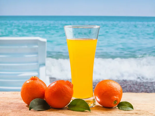 Orangensaft im Glas auf dem Tisch — Stockfoto