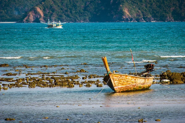 Fischerboote an der Küste Thailands — Stockfoto