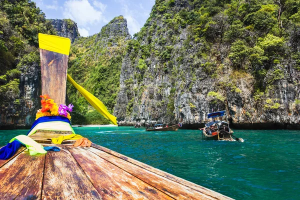 Tekneler Tayland kayalar denize karşı — Stok fotoğraf