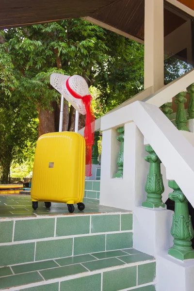 Estuche de viaje naranja y sombrero solar — Foto de Stock