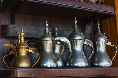 Doğu sürahileri rafta duruyor.