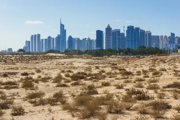 Midday heat in the desert in the background buildingsl — Stock Photo, Image