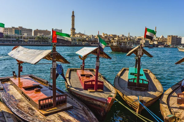 Barcos en el Bay Creek en Dubai, Emiratos Árabes Unidos — Foto de Stock