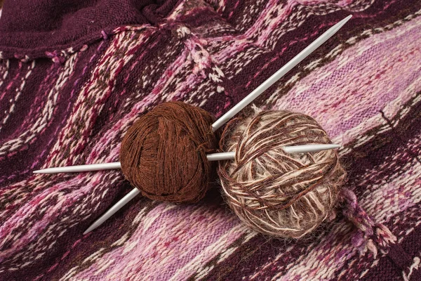 Balles avec fil pour tricoter — Photo