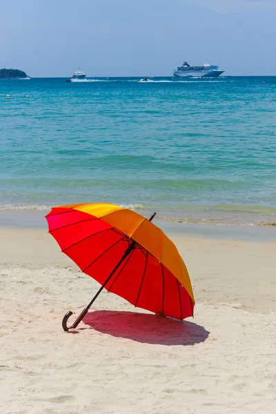 Guarda-chuva laranja na praia — Fotografia de Stock