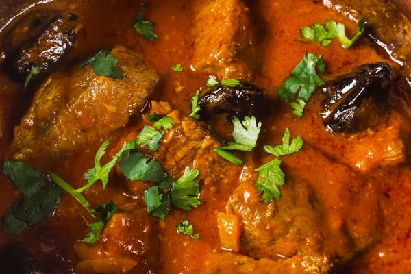 Carne en caldero de cerámica — Foto de Stock