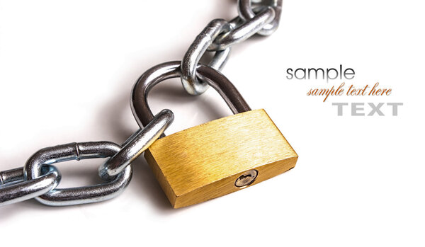 навесной замок с металлической цепью
