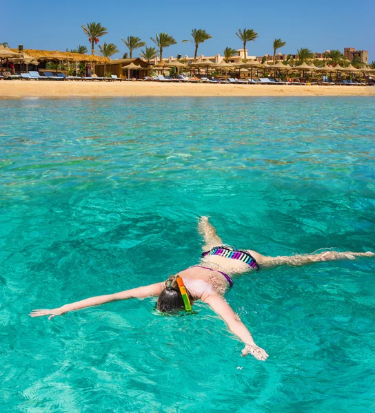 Menina nadando no mar com uma máscara e snorkel — Fotografia de Stock