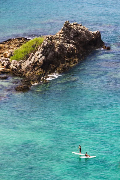 Kleine Insel im Meer in der Nähe von Phuket — Stockfoto