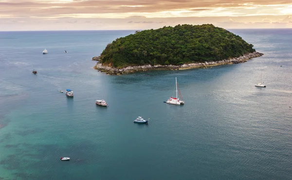 Kleine eiland in de zee in de buurt van phuket — Stockfoto