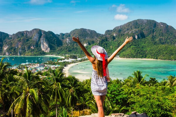 Девушка на курорте в платье на фоне заливов
