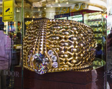 deira gold souq en büyük altın halka 63.85 kg ağırlığında. Nove üzerinde