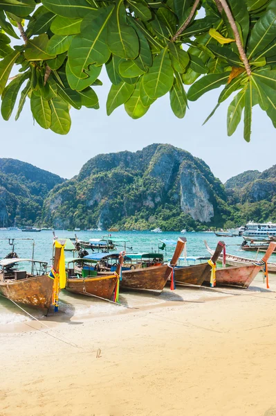 Hajók a tengeren a szikláknak, Thaiföld — Stock Fotó
