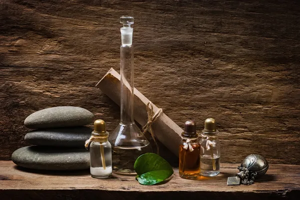 şişeleri ile temel yağlar