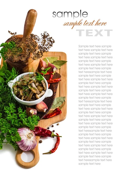 baharat arka planda bir fincan Marine mantar