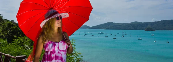 Ragazza con un ombrello contro il mare — Foto Stock