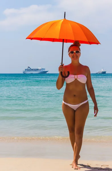 태국에서 해변에서 오렌지 우산 소녀 — 스톡 사진